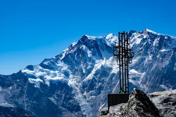 Deurstickers Croce di vetta sullo Joderhorn. Sullo sfondo la parete Est del Monte Rosa © Roberto Contini