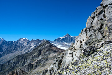 Fototapeta na wymiar Stralhorn 4190m dalla vetta dello Joderhorn. Gruppo Monte Rosa