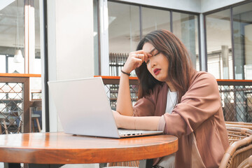 Portrait of sleepy attractive Asian freelance woman, feeling tired after overwork last night