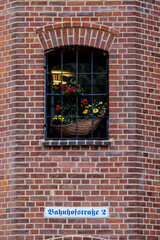 Fassade mit Fenster und schönen Dekoration mit einem Blumentopf  