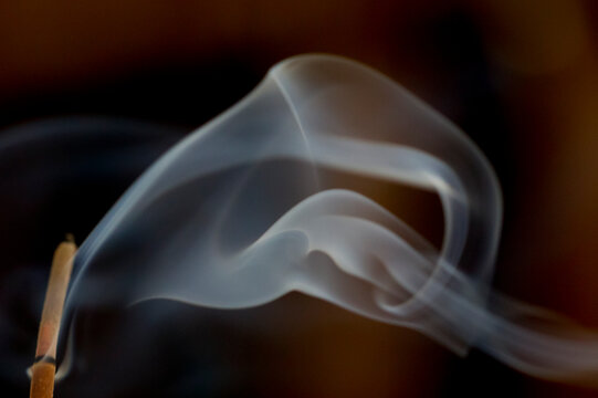 Humo de incienso flotando en el aire