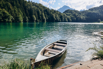Obraz premium Lonely boat on the shore of Alat See lake in Bavaria, Germany