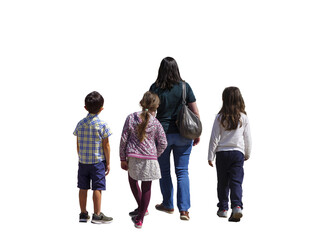 Promenade en famille de quatre personnes, la maman et ses trois enfants, photographiés de dos 