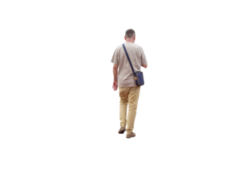 Homme adulte  marchant au printemps, vue de dos, t-shirt beige, pantalon clair et sac bandoulière bleu marine