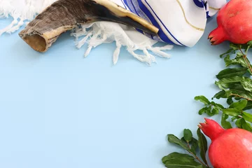 Tapeten religion image of shofar (horn) and pomegranate on white prayer talit. Rosh hashanah (jewish New Year holiday), Shabbat and Yom kippur concept © tomertu