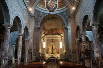 Fototapeta na wymiar Interior of the Pietrasanta cathedral, Tuscany