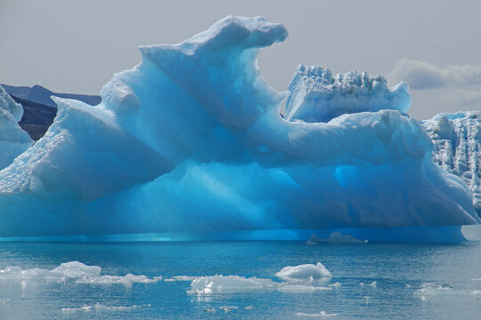 Eisberg mit sch&ouml;nem Blaueis