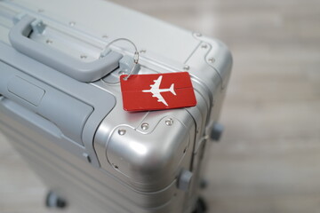 valise alu et étiquette avion