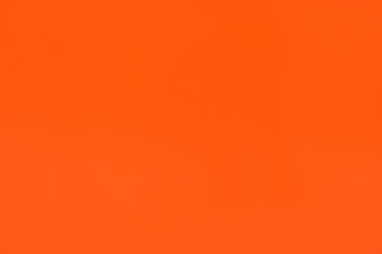 Bauschild in orange Farbe als Hintergrund mit Textfreifraum	
