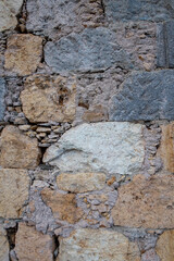 Muro de piedras de tamaños y colores variados y mortero