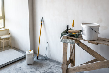 Different painting tools for room renovation