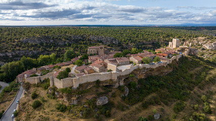 Fototapeta na wymiar vista del hermoso pueblo medieval de Calatañazor en la provincia de Soria, España