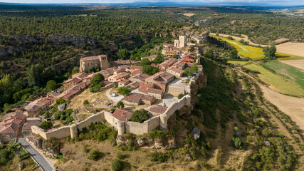Fototapeta na wymiar vista del hermoso pueblo medieval de Calatañazor en la provincia de Soria, España