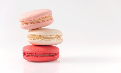 Macarons apilados sobre fondo blanco