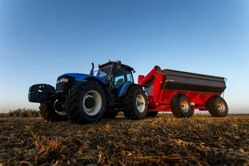 Foto op Plexiglas Tractor con trailer para abastecimiento en trabajo de campo, campo Argentino, producción © Patricia Molaioli