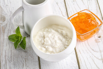 Grain curd with cream and jam