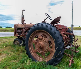 Deurstickers old rusty tractor © Susan