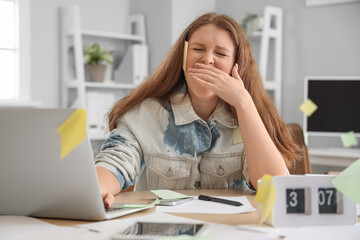 Obraz premium Stressed young businesswoman with sticky notes working under deadline in office