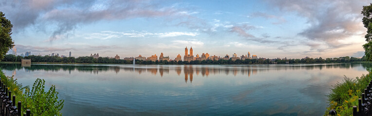 Fototapeta na wymiar Central Park Reservoir in early morning