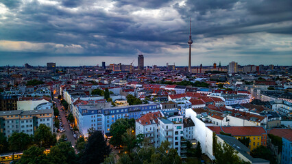 Obraz premium Weinbergspark Kollwitzkiez Berlin Berliner Drone Grünanlage Parkbank Nachbarschaft Kultur Skulpturen Spielplatz Bäume Picknick Spaziergang Denkmal Geschichte Architektur Café Brunnen Kunst Wohnviertel