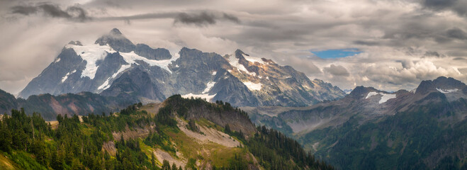 Panoramic View of the majestic Mt. Shuksan in the Cascade Mountain range. Shuksan is one of the most photographed mountains in the world for it's striking beauty and easy access. Washington state. - 646988349
