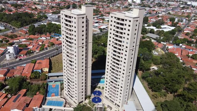 pr&eacute;dios com torres g&ecirc;meas na zona Sul de Teresina 