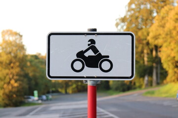 Schild" Parkplatz für Motorradfahrer".