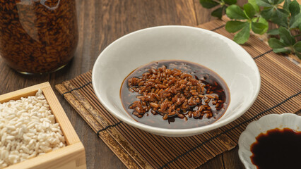 日本のしょう油麹と材料(米麹・醤油)