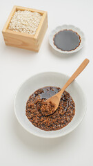 日本のしょう油麹と材料(米麹・醤油)