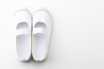 白背景に子供用のインドアシューズ