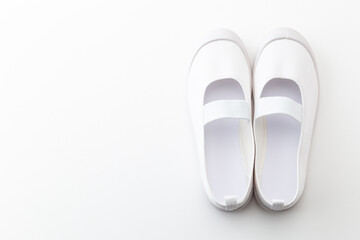 白背景に子供用のインドアシューズ