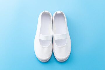 青背景に子供用のインドアシューズ