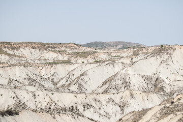 Fototapeta premium Paisaje con montañas de arcilla blanca