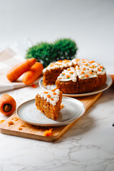 Tarta de zanahoria, con nueces y frutas secas en un fondo ligero, postre tradicional, postre natural