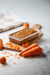 Tarta de zanahoria, con nueces y frutas secas en un fondo ligero, postre tradicional, postre natural