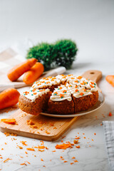 Tarta de zanahoria, con nueces y frutas secas en un fondo ligero, postre tradicional, postre natural
