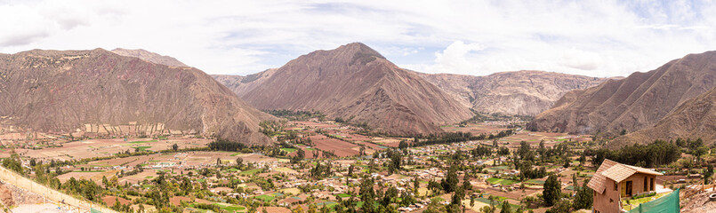 Foto Panorámica (gigapano) del Valle Sagrado de los Incas,  desde el mirador de Huayoccari, se aprecia Urquillos, Urubamba. - obrazy, fototapety, plakaty