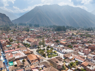 Ciudad de Urubamba en Cusco, desde el aire, foto con drone. Montaña y ciudad.