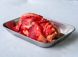 調理前のスジ肉