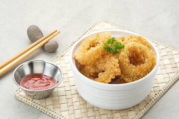 Crunchy fried onion rings with tomato sauce
