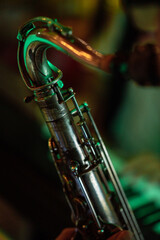Obraz premium Saxophone with blured background and greenish light ambiance