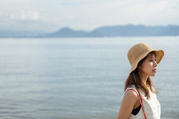 島を旅する女性