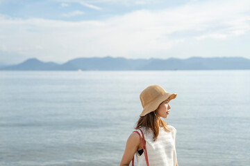 島を旅する女性