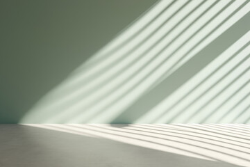 Minimalistische, hellgrüne Wand mit Licht und Schatten für Produktpräsentation oder Text