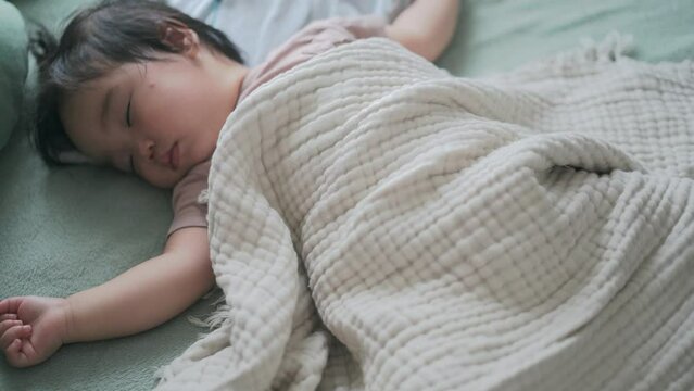 眠る赤ちゃん