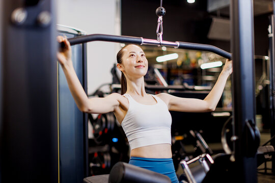 ラットプーリーで運動する若いアジアの女性