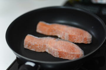 	冷凍鮭を焼く様子