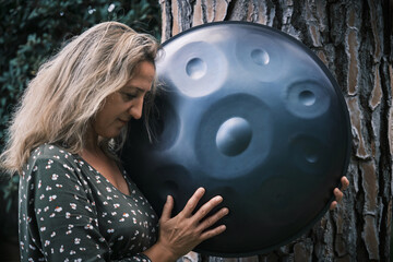 Portrait of a woman with a handpan her hands