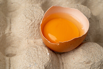 One Broken Chicken Egg, Broken Eggs in Carton Pack, Fresh Brown Hen Eggs Container