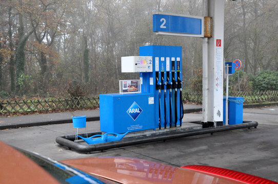 Die Aral Tankstelle: Die blaue Tanks&auml;ule f&uuml;r vielf&auml;ltige Mineral&ouml;lprodukte in Deutschland. 